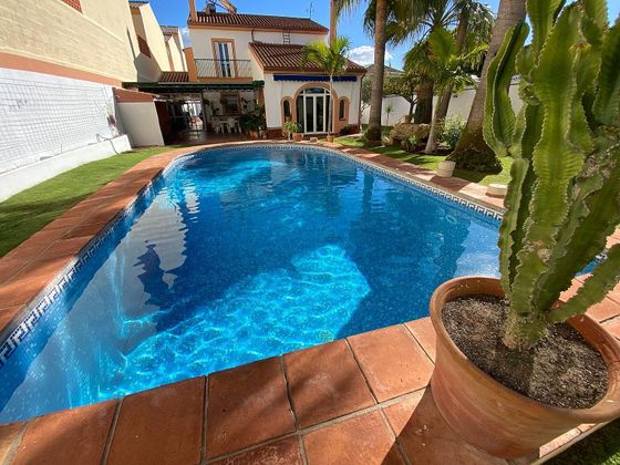 Foto 1 de Chalet en venta en Camposoto - Gallineras de 4 habitaciones con terraza y piscina