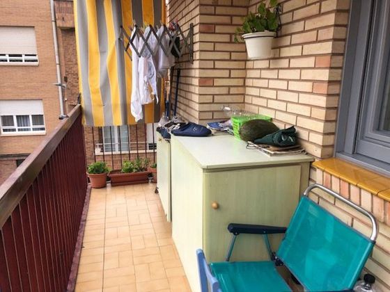 Foto 2 de Piso en venta en calle Gonzalo de Berceo de 3 habitaciones con balcón y calefacción