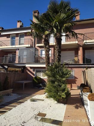 Foto 2 de Casa adossada en venda a avenida De Marid de 4 habitacions amb terrassa i piscina