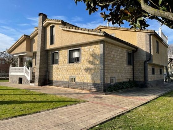 Foto 2 de Xalet en venda a calle Diseminado Albelda Iregua de 7 habitacions amb terrassa i piscina