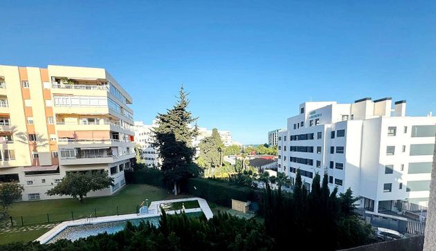 Foto 1 de Venta de piso en Los Jardines de Marbella - La Ermita de 2 habitaciones con terraza y garaje