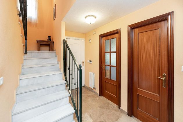 Foto 2 de Casa adossada en venda a Cerrillo de Maracena - Periodistas de 3 habitacions amb garatge i balcó