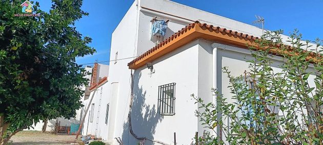 Foto 2 de Xalet en venda a La Línea de la Concepción ciudad de 6 habitacions amb garatge i jardí