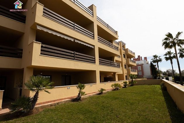 Foto 1 de Piso en venta en Puerto de Sotogrande-La Marina de 2 habitaciones con terraza y piscina
