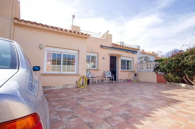 Foto 1 de Casa adossada en venda a Nucia (la) de 3 habitacions amb terrassa i piscina