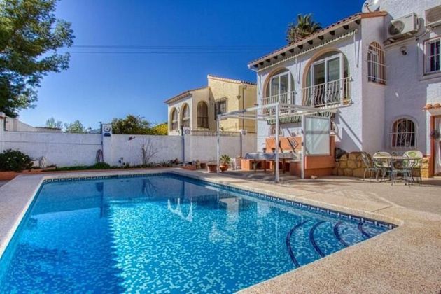 Foto 1 de Xalet en venda a Alfaz del Pi Pueblo-Urbanizaciones de 4 habitacions amb piscina i garatge