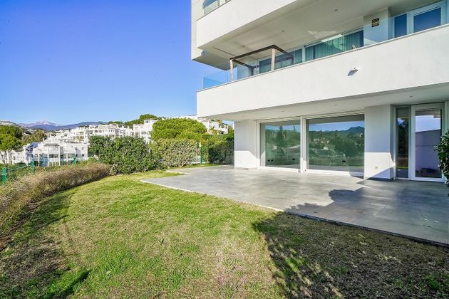 Foto 1 de Venta de piso en calle Francisco de Orellana Marbella Málaga de 3 habitaciones con terraza y piscina