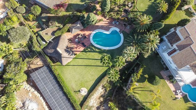 Foto 2 de Chalet en venta en Elviria de 3 habitaciones con piscina y jardín
