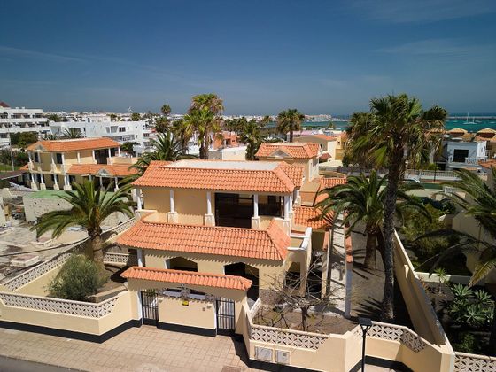 Foto 1 de Venta de chalet en Corralejo de 5 habitaciones con terraza y piscina