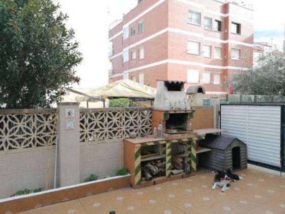 Foto 2 de Casa adossada en venda a avenida Vilanova i la Geltrú de 4 habitacions amb terrassa i balcó