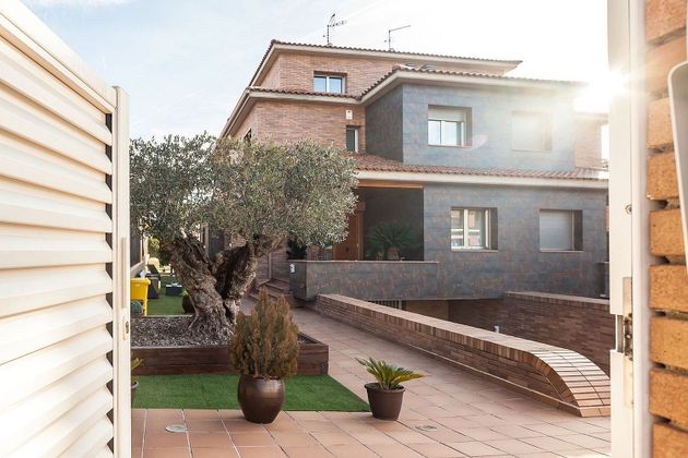 Foto 2 de Casa adossada en venda a calle Acàcies de 4 habitacions amb terrassa i garatge