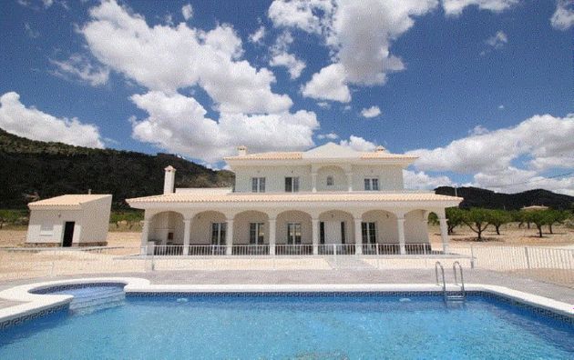 Foto 1 de Xalet en venda a Pinós de 4 habitacions amb terrassa i piscina