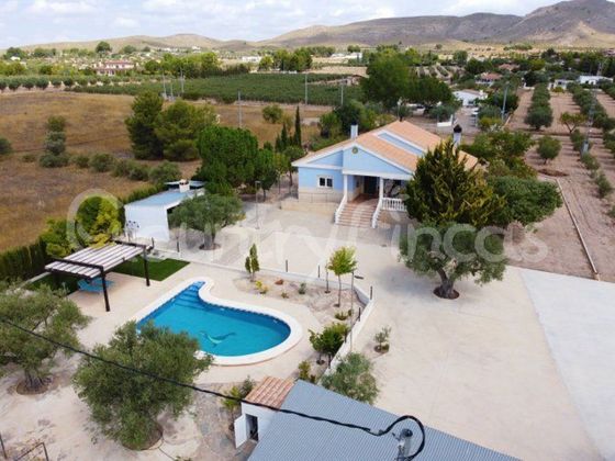 Foto 2 de Chalet en venta en Yecla de 4 habitaciones con terraza y piscina