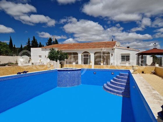Foto 1 de Chalet en venta en Yecla de 3 habitaciones con terraza y piscina