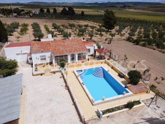 Foto 2 de Xalet en venda a Yecla de 3 habitacions amb terrassa i piscina