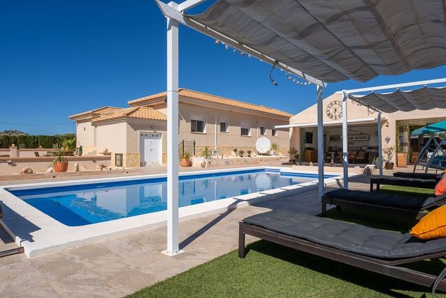 Foto 2 de Xalet en venda a Pinós de 5 habitacions amb terrassa i piscina