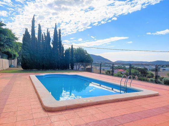 Foto 1 de Chalet en venta en El Fondo de les Neus-El Hondon de las Nieves de 4 habitaciones con terraza y piscina