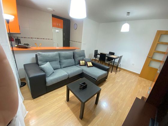 Foto 1 de Alquiler de piso en Avda. De los Ogíjares de 2 habitaciones con terraza y muebles