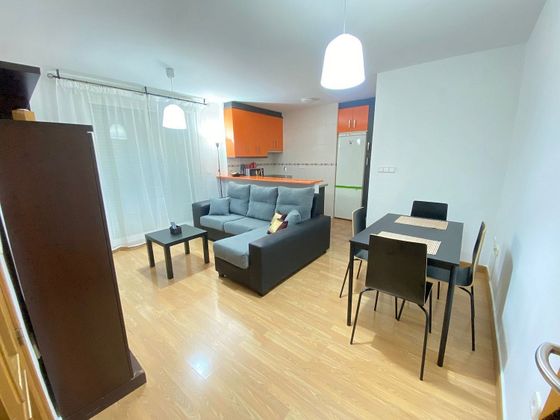 Foto 2 de Alquiler de piso en Avda. De los Ogíjares de 2 habitaciones con terraza y muebles