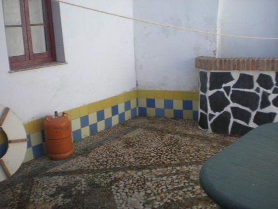 Foto 2 de Casa adossada en lloguer a calle Cantarrana de 3 habitacions amb terrassa i jardí