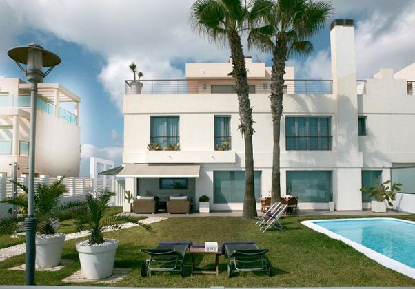 Foto 1 de Venta de chalet en Zona Galúa-Calnegre de 5 habitaciones con terraza y piscina