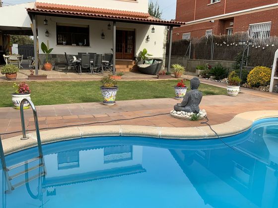 Foto 1 de Chalet en venta en Parets del Vallès de 4 habitaciones con terraza y piscina