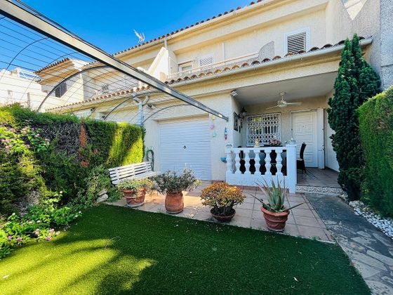 Foto 2 de Casa adossada en venda a calle Calderon de la Barca de 4 habitacions amb terrassa i jardí