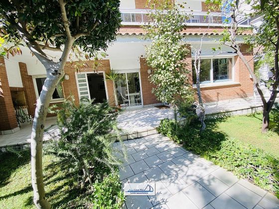 Foto 2 de Casa en venda a calle Joaquim Sunyer de 4 habitacions amb terrassa i piscina