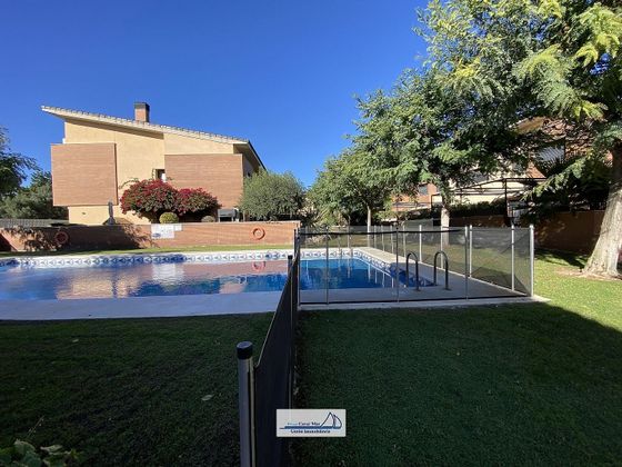 Foto 1 de Casa adossada en venda a calle Josep Llimona de 5 habitacions amb terrassa i piscina