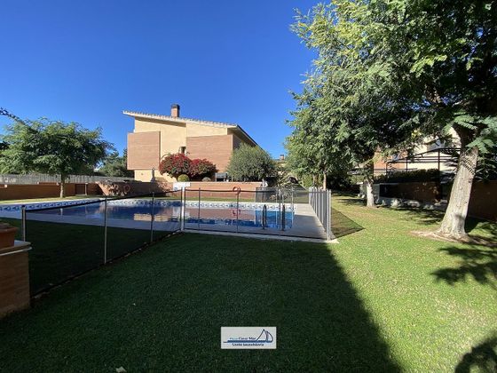 Foto 2 de Casa adossada en venda a calle Josep Llimona de 5 habitacions amb terrassa i piscina