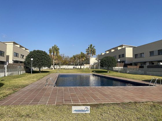 Foto 2 de Casa adossada en venda a calle Onze de Setembre de 3 habitacions amb terrassa i piscina