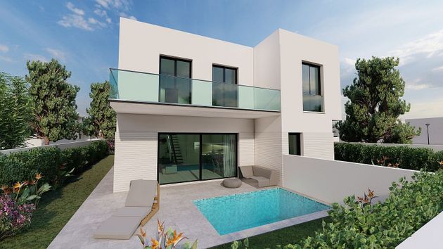 Foto 1 de Casa en venda a calle La Roca de 4 habitacions amb terrassa i piscina