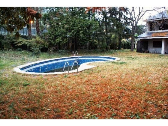 Foto 1 de Chalet en venta en Tona de 5 habitaciones con terraza y piscina