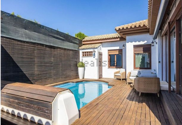 Foto 2 de Venta de chalet en Montequinto de 4 habitaciones con terraza y piscina
