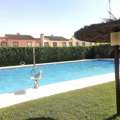 Foto 2 de Venta de casa adosada en Aznalcázar de 3 habitaciones con terraza y piscina