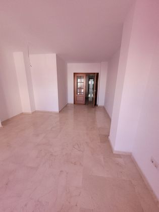 Foto 1 de Venta de piso en avenida De Andalucia de 3 habitaciones con balcón y aire acondicionado