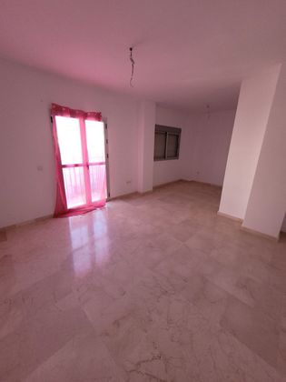 Foto 2 de Venta de piso en avenida De Andalucia de 3 habitaciones con balcón y aire acondicionado
