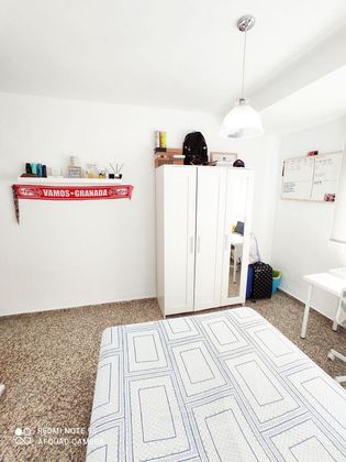Foto 2 de Piso en alquiler en calle Emperatriz Eugenia de 3 habitaciones con muebles y balcón