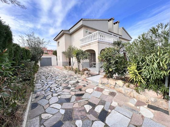 Foto 1 de Casa en venda a Platja de Mont-Roig de 8 habitacions amb terrassa i jardí