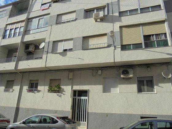 Foto 1 de Venta de piso en Villena de 4 habitaciones con terraza y balcón