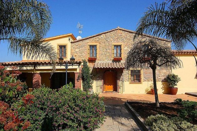 Foto 1 de Xalet en venda a Mas Mora - Sant Daniel de 8 habitacions amb terrassa i piscina