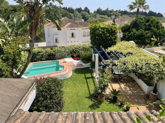 Foto 2 de Casa adossada en venda a Nueva Andalucía centro de 5 habitacions amb terrassa i piscina