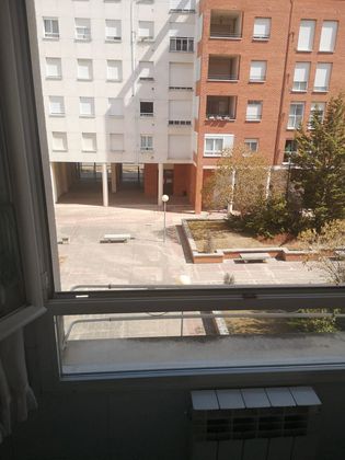 Foto 2 de Piso en venta en calle Coronela Ibaibarriaga de 3 habitaciones con balcón y calefacción
