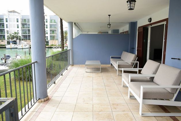 Foto 2 de Piso en venta en Puerto de Sotogrande-La Marina de 3 habitaciones con terraza y piscina