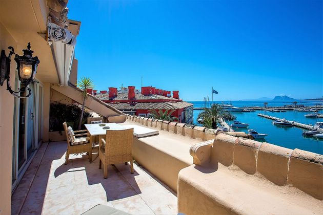 Foto 1 de Àtic en venda a Puerto de Sotogrande-La Marina de 4 habitacions amb terrassa i balcó