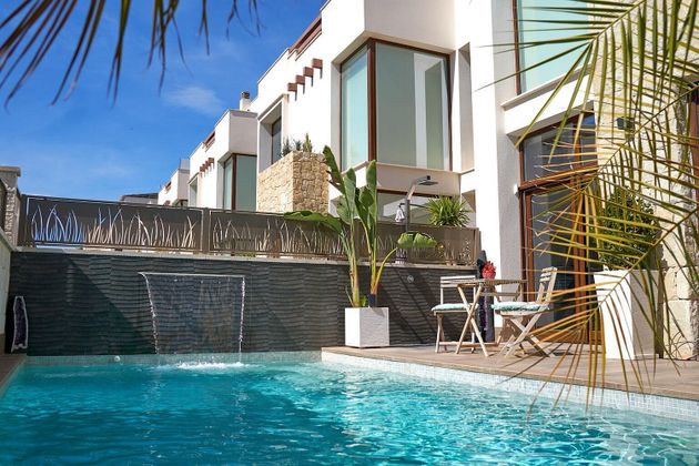 Foto 1 de Casa adosada en venta en calle Santiago de la Ribera de 4 habitaciones con terraza y piscina