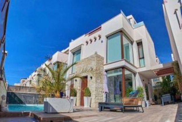 Foto 2 de Casa adosada en venta en calle Santiago de la Ribera de 4 habitaciones con terraza y piscina