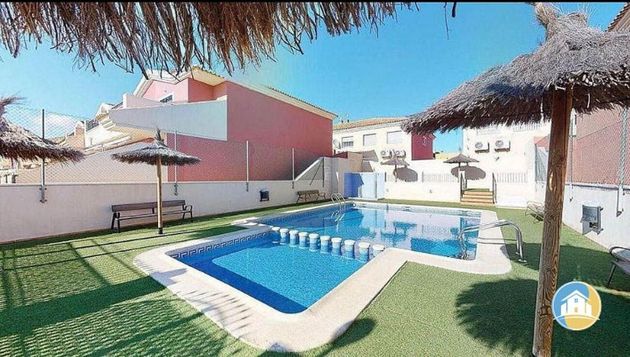 Foto 2 de Casa adossada en venda a calle Berlín de 4 habitacions amb terrassa i piscina
