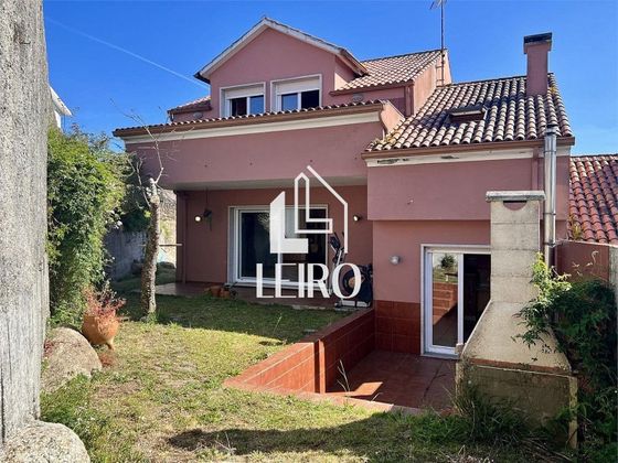 Foto 1 de Casa en venda a Vilagarcía de 4 habitacions amb terrassa i piscina