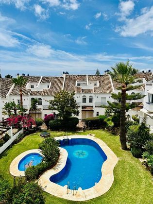 Foto 1 de Alquiler de casa adosada en Lomas de Marbella Club - Puente Romano de 3 habitaciones con terraza y piscina